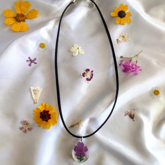 Tear Drop Shaped Beautiful Hand Made Purple 5 Leaf Dried Flower Resin Charm Neck - Picture 2 of 3